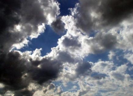 احتمال نزول قطرات مطرية وسحوب كثيفة غدا الجمعة