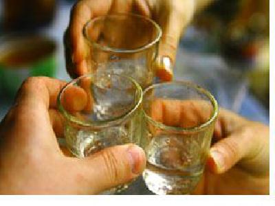 مقتل مغربي بإسبانيا بعد شربه " ويسكي " عثر عليه بصندوق قمامة