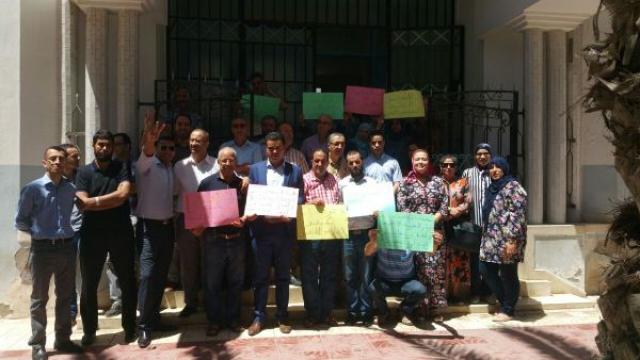 موظفو النقابة الوطنية الديمقراطية للمالية يحتجون داخل مقر الخزينة الاقليمية بالحسيمة