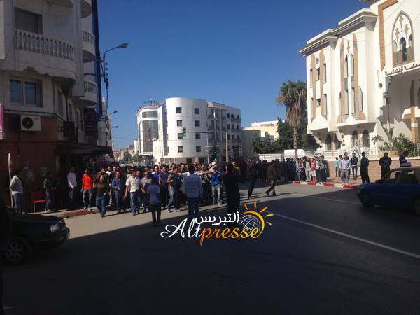 بالفيديو والصور: سائقو الطاكسيات الصنف ( أ ) ينفذون وقفة للتضامن مع محسن فكري تاجر السمك المقتول بحاوية الأزبال