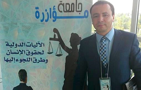 فيديو: شاهد محام ينتفض في وجه ضابط أمن حاول منعه من التوضيح للمواطنين ما جرى بجلسة محاكمة موكله "ناصر لاري"