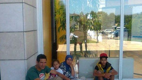 أسرة مغربية مشردة ومعتصمة أمام بلدية مازانو بإيطاليا