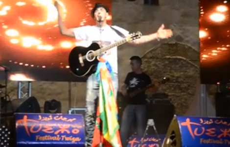 أكراف يطالب بإطلاق سراح معتقلي حراك الريف من فوق منصة مهرجان طنجة