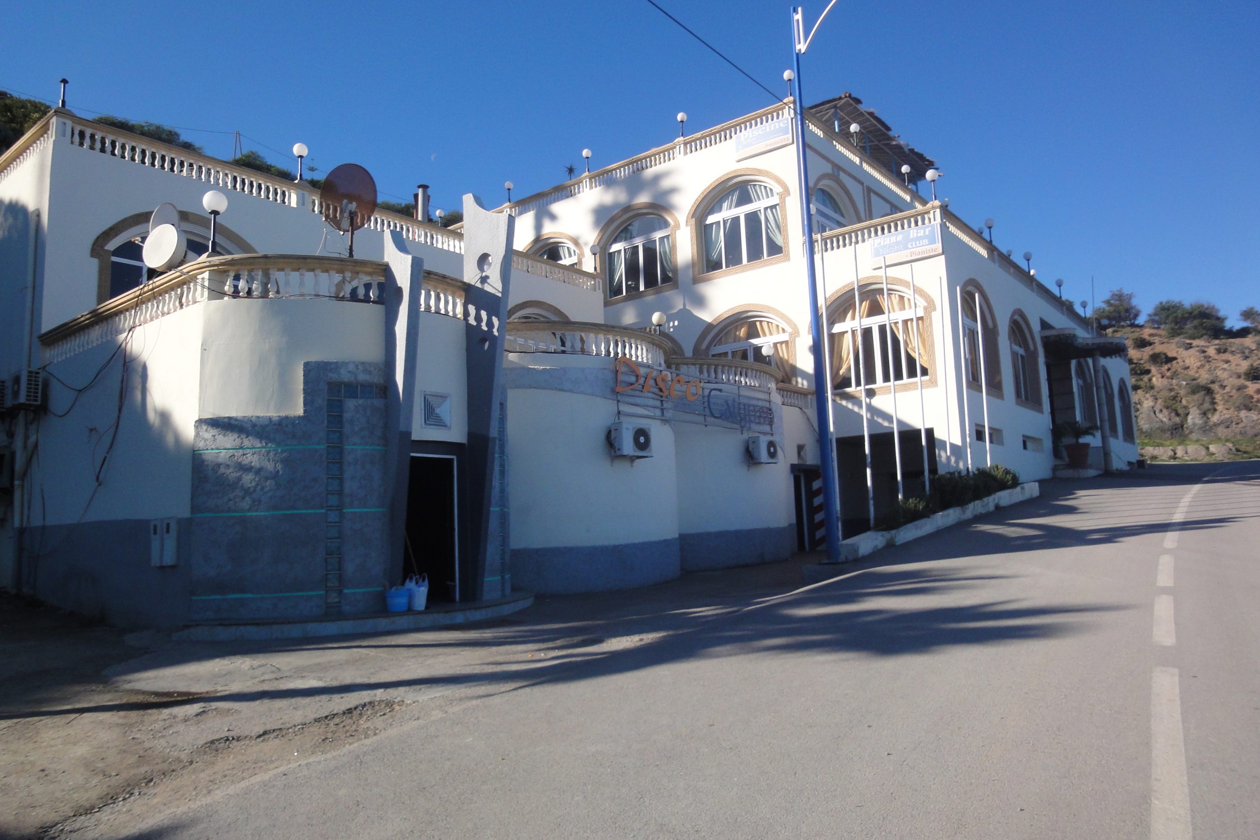 البحث عن مروجين للمخدرات القوية بفنادق وملاهي الحسيمة