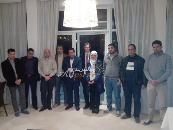 لقاء إعلامي بين مسؤول دائرة الاعلام بسفارة بريطانيا وإعلاميين بالحسيمة