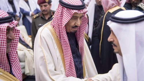 العاهل السعودي يغادر فرنسا متوجها إلى طنجة في المغرب