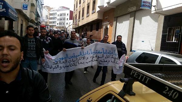 بالصور:التنسيق الاقليمي للمعطلين بالحسيمة يحول احتجاجه للسوق اليومي بعد منعه من تنفيذ وقفته أمام العمالة
