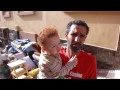 أب يلقي بابنه و3 أطفال صغار للشارع بالحسيمة