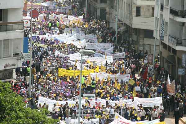الاقتطاع من أجور المضربين يقسم النقابات