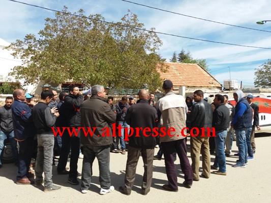 مهنيو سيارات الأجرة الصنف الأول يحتجون بجماعة اساكن