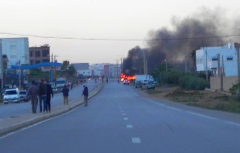 الحسيمة: اعتقالات وحظر للتجوال بامزورن وأزيد من 42 مصابا وإحراق حافلة وسيارتين