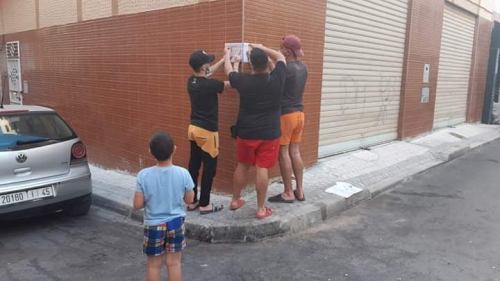شباب متطوع يقوم بتزيين حي المنزه بالحسيمة وينظم حملة بيئية تحسيسية