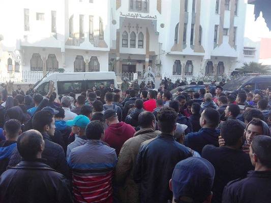 انفراد: وكيل الملك يقرر ايداع 15 شخصا السجن المحلي بالحسيمة على خلفية أحداث الكرة وغدا الاثنين أولى جلسات محاكمتهم