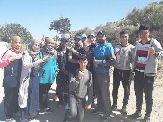 شابات وشباب متطوع يأخذ المبادرة وينظف مقبرة "صباديا" بالحسيمة