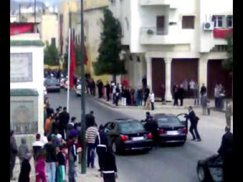 رشق الموكب الملكي بقنينات زجاجية يجر أمنيين إلى التحقيق