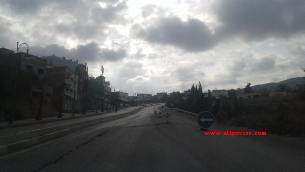 تصدعات بمقطع على الطريق الوطنية رقم 2 بالحسيمة تشكل خطرا على العابرين