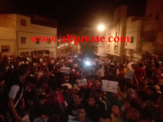 تجمع تضامني عارم للمواطنين بحي سيدي عابد بالحسيمة تضامنا مع المعتقلين