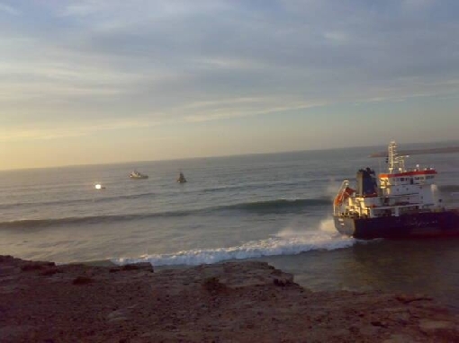 إخراج 6 بحارة من أصل 18 من ناقلة وخطر تسرب غاز الفيول