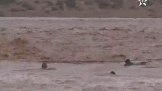 لحظة جرف السيول لمواطنين منظر مريع