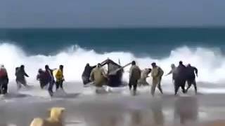 لحظات عصيبة أثناء قيام صيادين مغاربة بإنقاذ قارب
