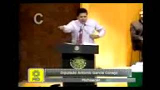 نائب بالبرلمان المكسيكي يخلع ملابسه احتجاجا على الخصخصة