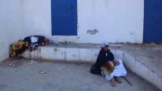 السلطة المحلية بالحسيمة تتخلى عن عجوزين أمام المستشفى