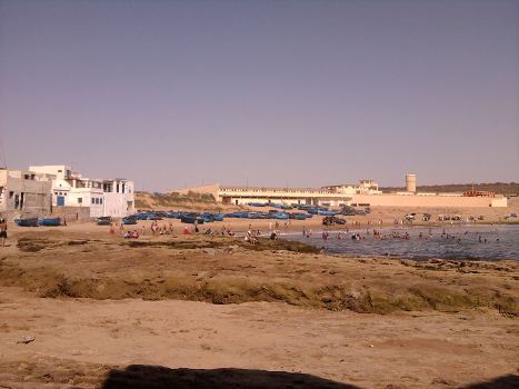 شاطئ تفنيت..تلوث واكتظاظ في ظل إهمال المسؤولين