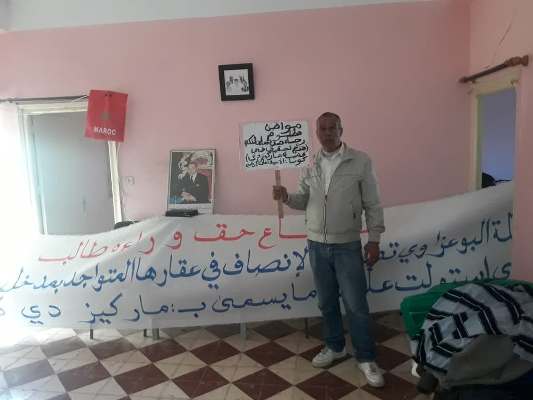 فيديو:مواطن يتهم جهات بالاستحواذ على أرضه ويحتج أمام عمالة الحسيمة للمطالبة بإنصافه