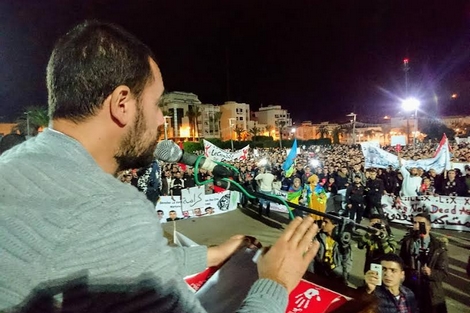 القاضي يطرد الزفزافي وباقي المعتقلين ينسحبون احتجاجا ويرفعون الشعارات القوية داخل المحكمة