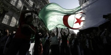 متظاهرون ينتفضون بمدريد ضد النظام العسكري بالجزائر