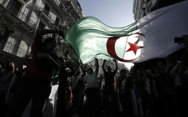 متظاهرون ينتفضون بمدريد ضد النظام العسكري بالجزائر