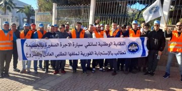 أرباب وسائقو سيارات الأجرة الصغيرة بالحسيمة يحتجون