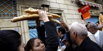 تهافت الصائمين على الخبز