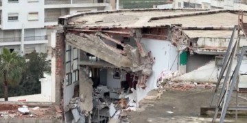 انهيار مفاجئ لسقف بناية بلدية الأزهر بتطوان