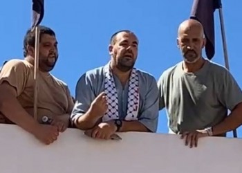 مئات المواطنين يقدمون تعازيهم لقائد حراك الريف