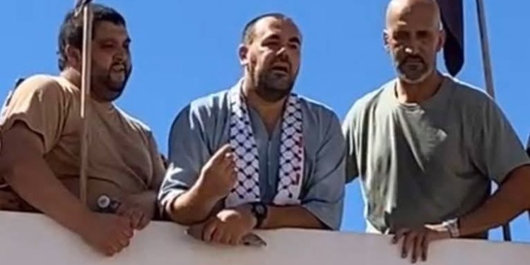 مئات المواطنين يقدمون تعازيهم لقائد حراك الريف