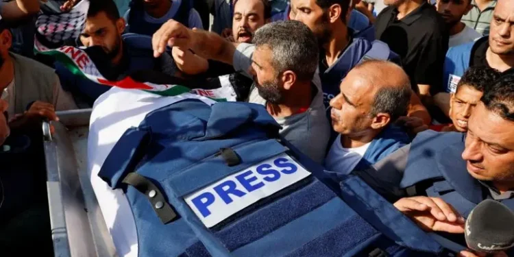 مقتل مراسلي الجزيرة في قصف إسرائيلي استهدف صحافيين بغزة