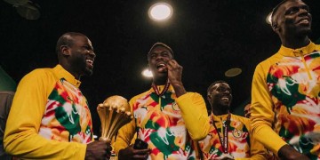لاعبو المنتخب يثيرون الجدل بعد تفاعلهم مع احتفال السنغال بكأس إفريقيا