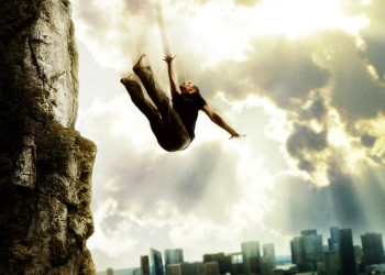 إصابة شاب بعد قفزه من أعلى مرتفع بكتامة