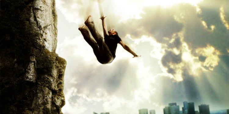 إصابة شاب بعد قفزه من أعلى مرتفع بكتامة