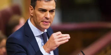 سانشيز يستنكر الهتافات العنصرية في ودية مصر بأشد العبارات