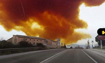 سحابة سامة جنوب برشلونة بسبب حريق في مستودع صناعي