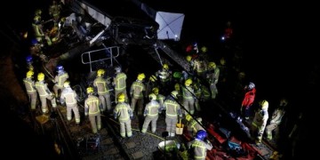 قتيل وعشرات الجرحى جراء خروج قطار عن السكة ببرشلونة