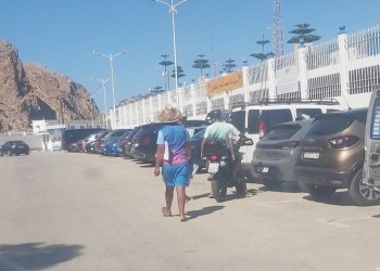 ابتزاز علني في “مواقف” مجانية بالحسيمة… والمواطنون يطالبون بالتدخل