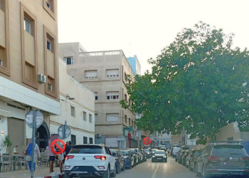 الحسيمة: الركن العشوائي للسيارات يعمّق اختلالات التنظيم المروري