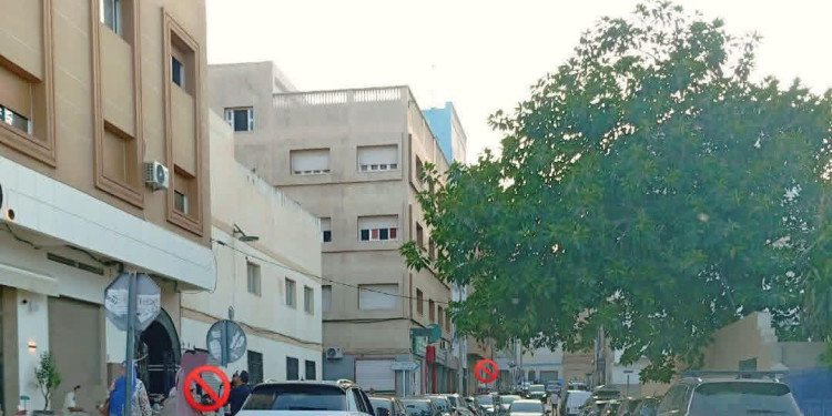 الحسيمة: الركن العشوائي للسيارات يعمّق اختلالات التنظيم المروري