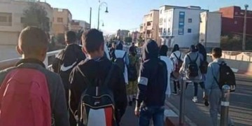 معاناة تلاميذ بني بوخلف مع النقل المدرسي