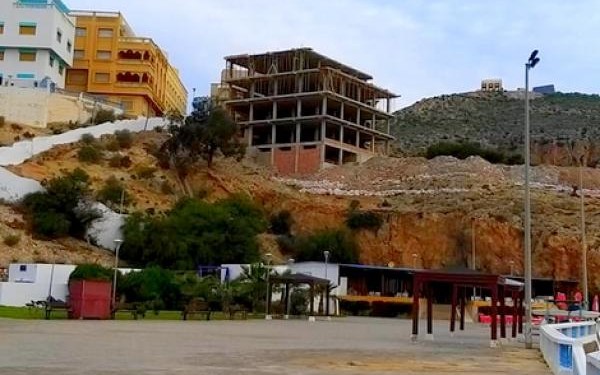 سلطات الحسيمة توقف تشييد بناية بكالابونيطا بالحسيمة