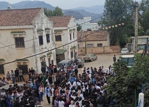 تلاميذ “إكاون” في مسيرة احتجاجية للمطالبة بالماء