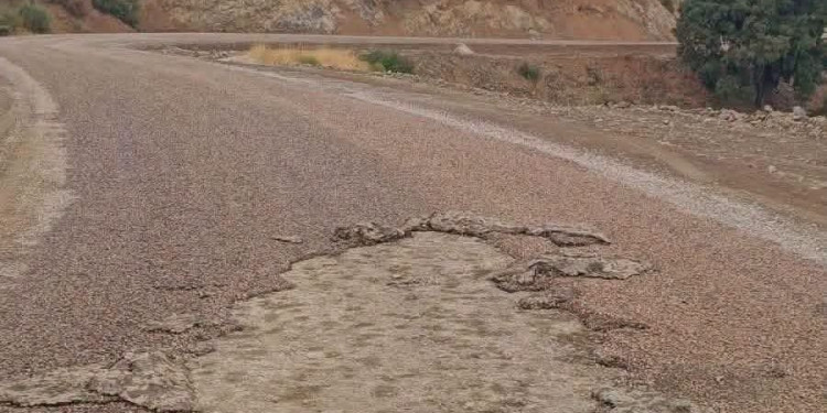 الحسيمة: طريق كريحة بدائرة كتامة.. تآكل مبكر يثير علامات استفهام حول جودة الأشغال